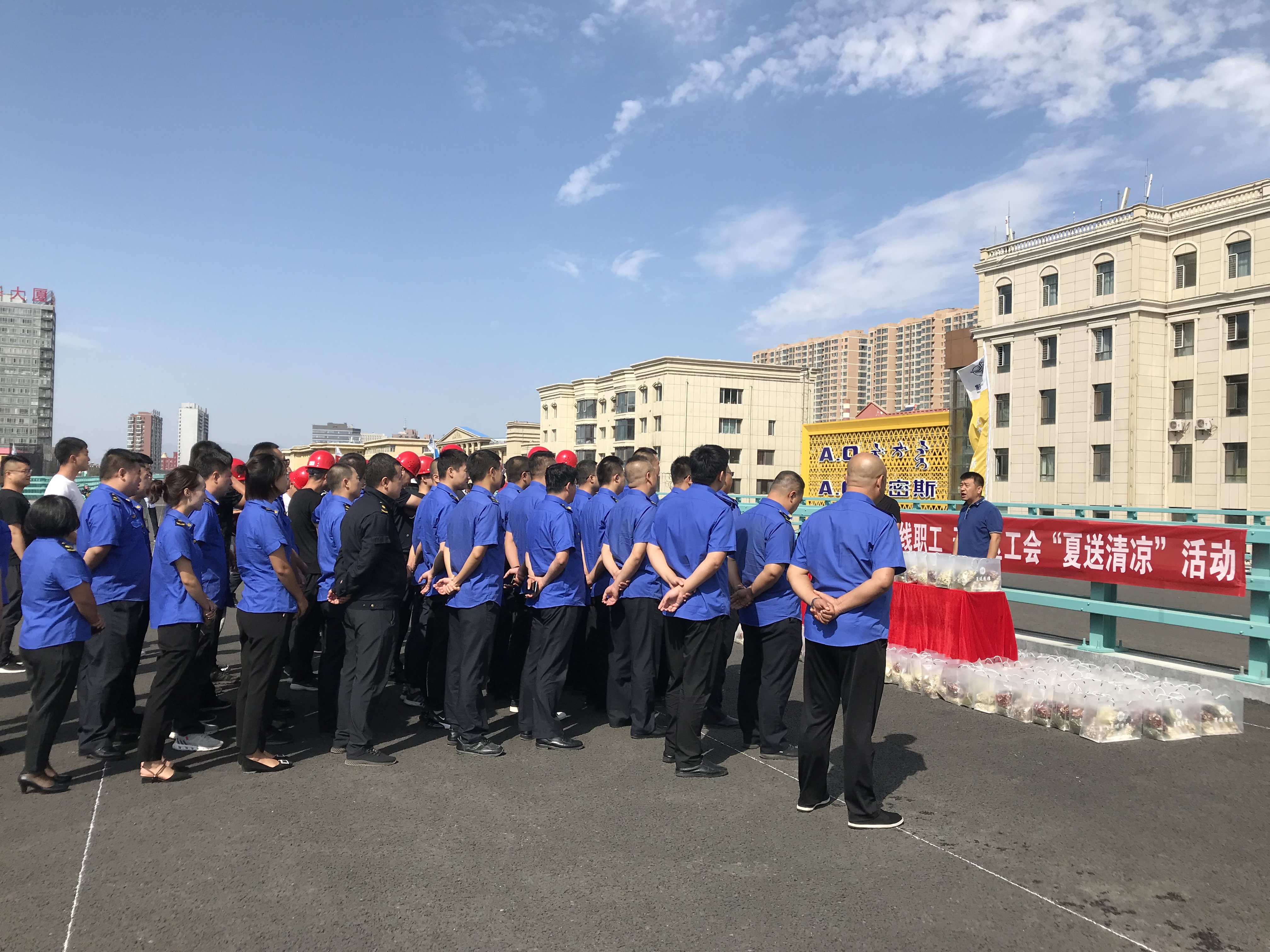 开发区工会对高架桥上的一线职工进行慰问1