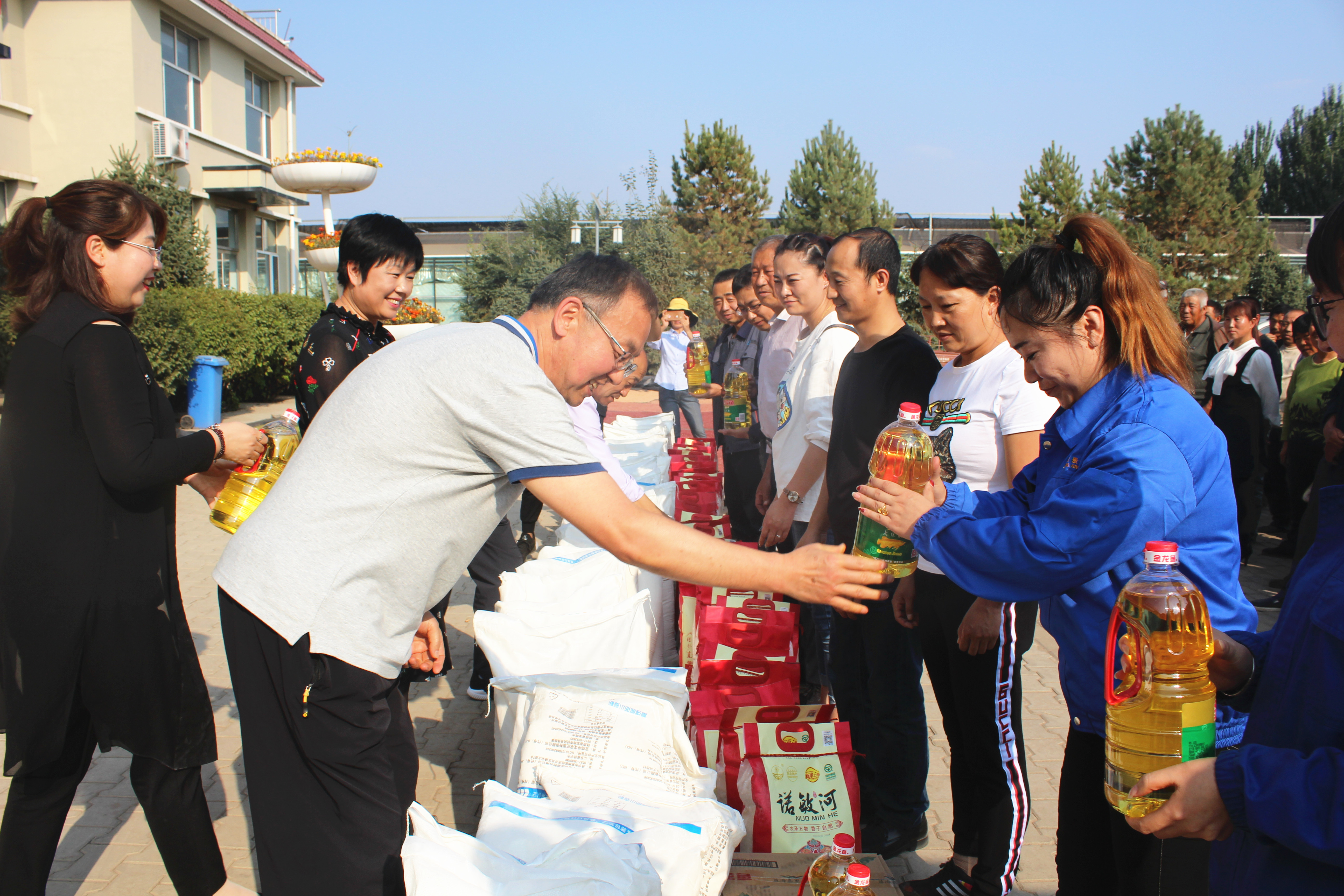 旗总工会庆丰收迎国庆集中慰问活动