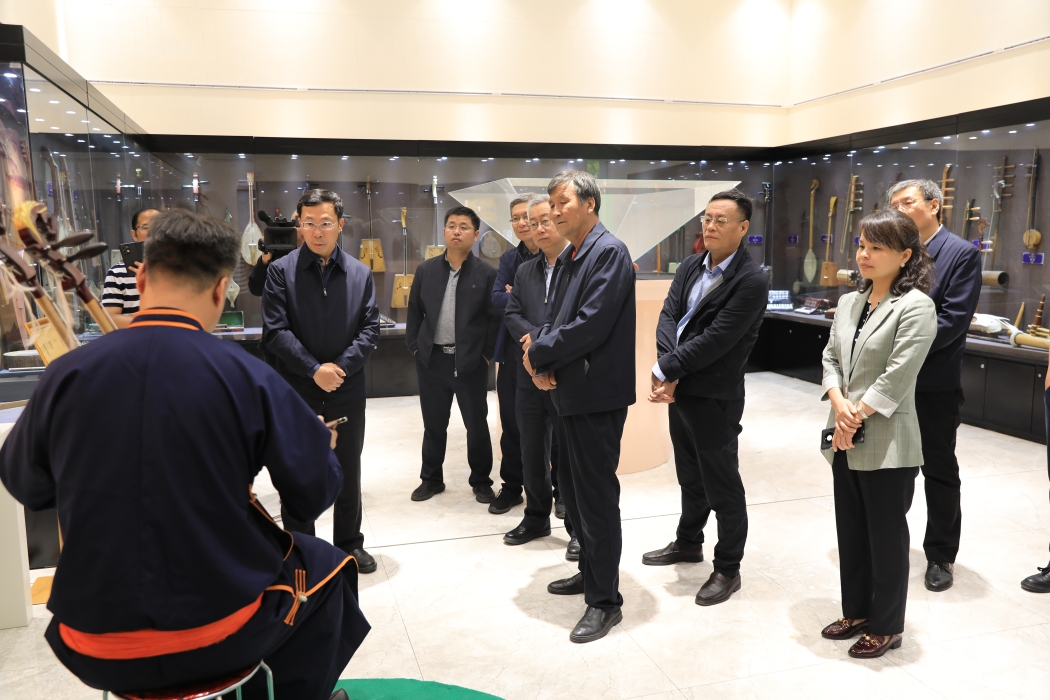 在乌力吉创新工作室调研