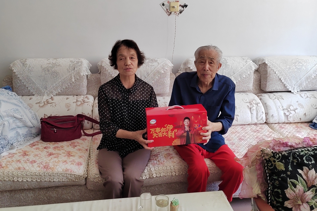 1,市总工会慰问退休老党员 高俊义