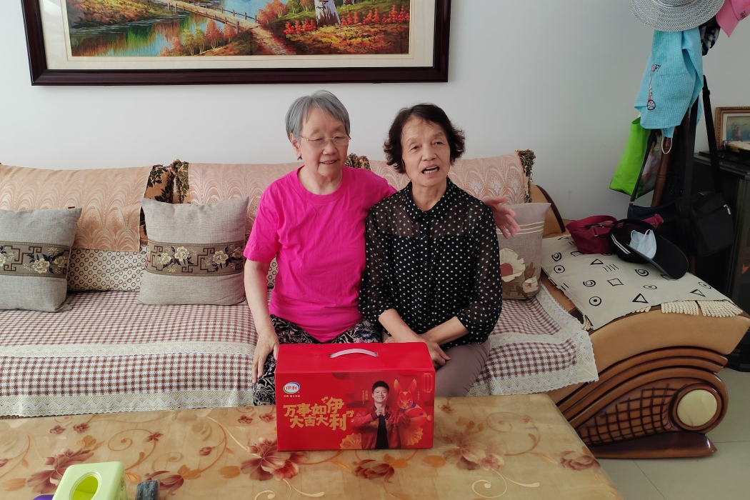 2,市总工会慰问退休老党员郭秀芝