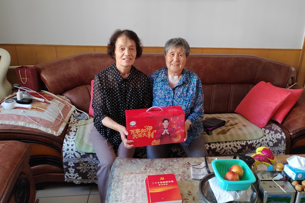 3,市总工会慰问退休老党员赵雅芝