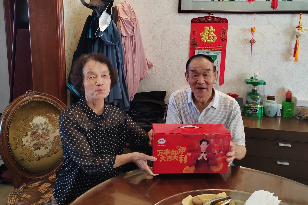 4,市总工会慰问退休老党员张文秀